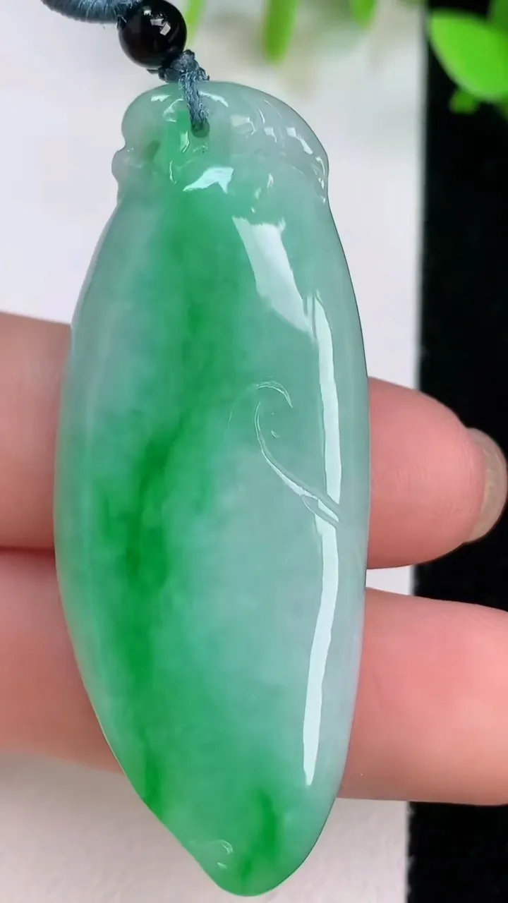 天然A货翡翠福瓜吊坠，尺寸50.3-20.4-8.4，重量:17.70g
7月21日