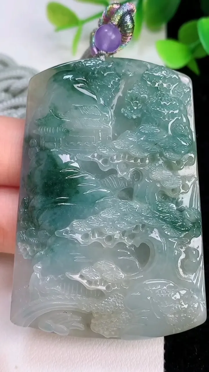 天然A货翡翠飘花山水牌吊坠，尺寸62-43-8，重:41.18g
7月21日