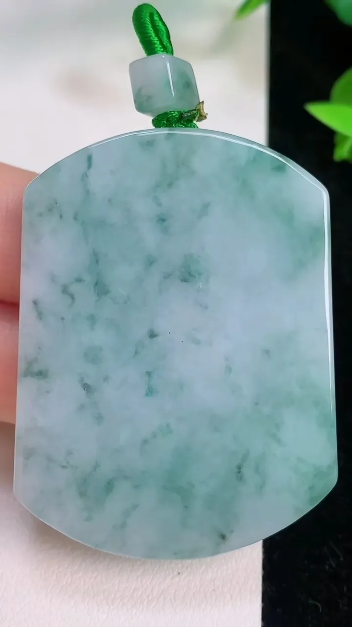 天然A货翡翠飘花无事牌吊坠，尺寸51.3-38.4-5，重量:30.96g
7月21日