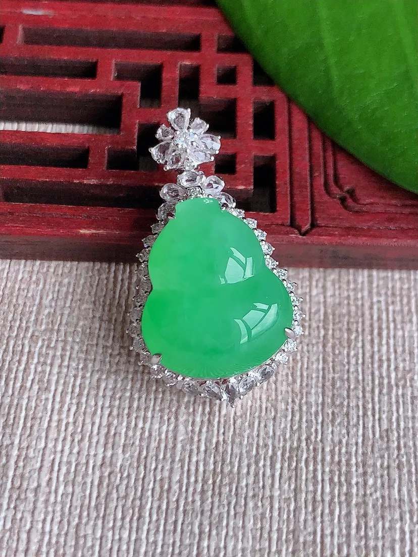 天然A货翡翠18K金伴甜绿葫芦吊坠尺寸31×17.5×9.3裸石17.2×14.7m量7.56g 0720