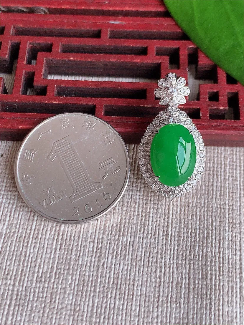 天然A货翡翠18K金伴阳绿蛋面吊坠尺寸27×14×11.7裸石12.4×9m量5.07g 0719