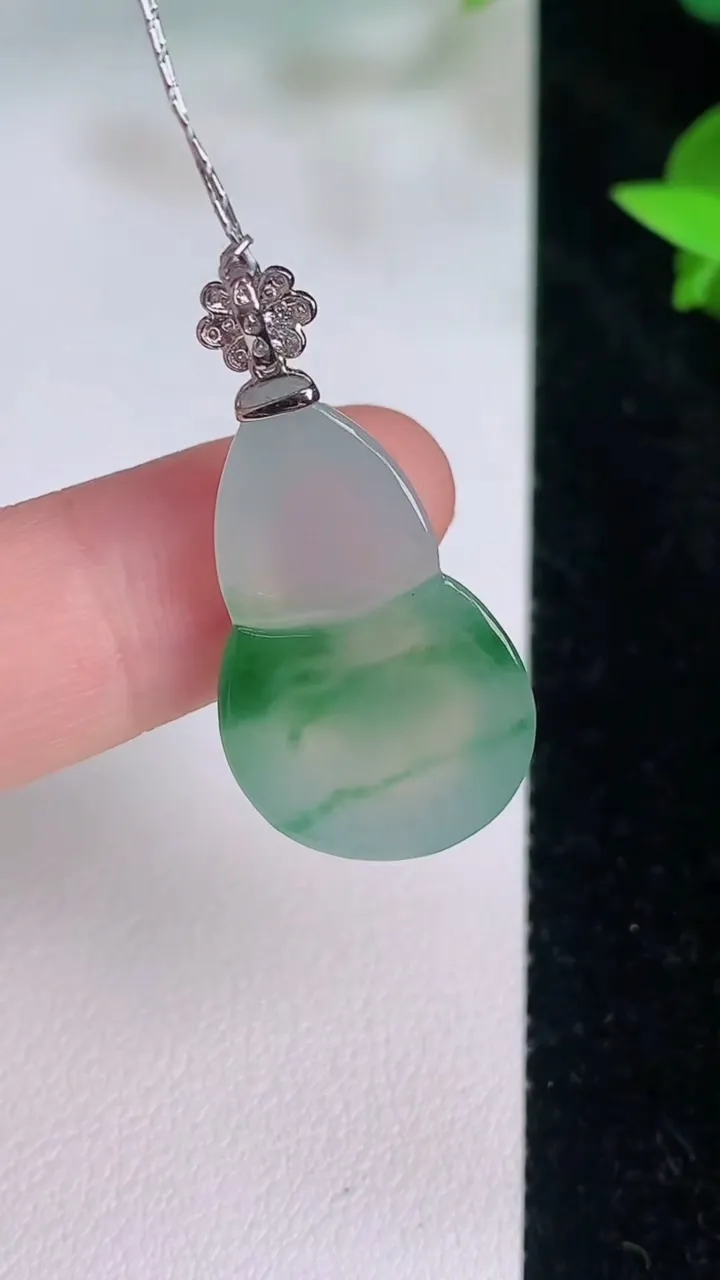 天然A货翡翠葫芦吊坠，尺寸26-15.5-6.8，重量:4.87g
7月21日