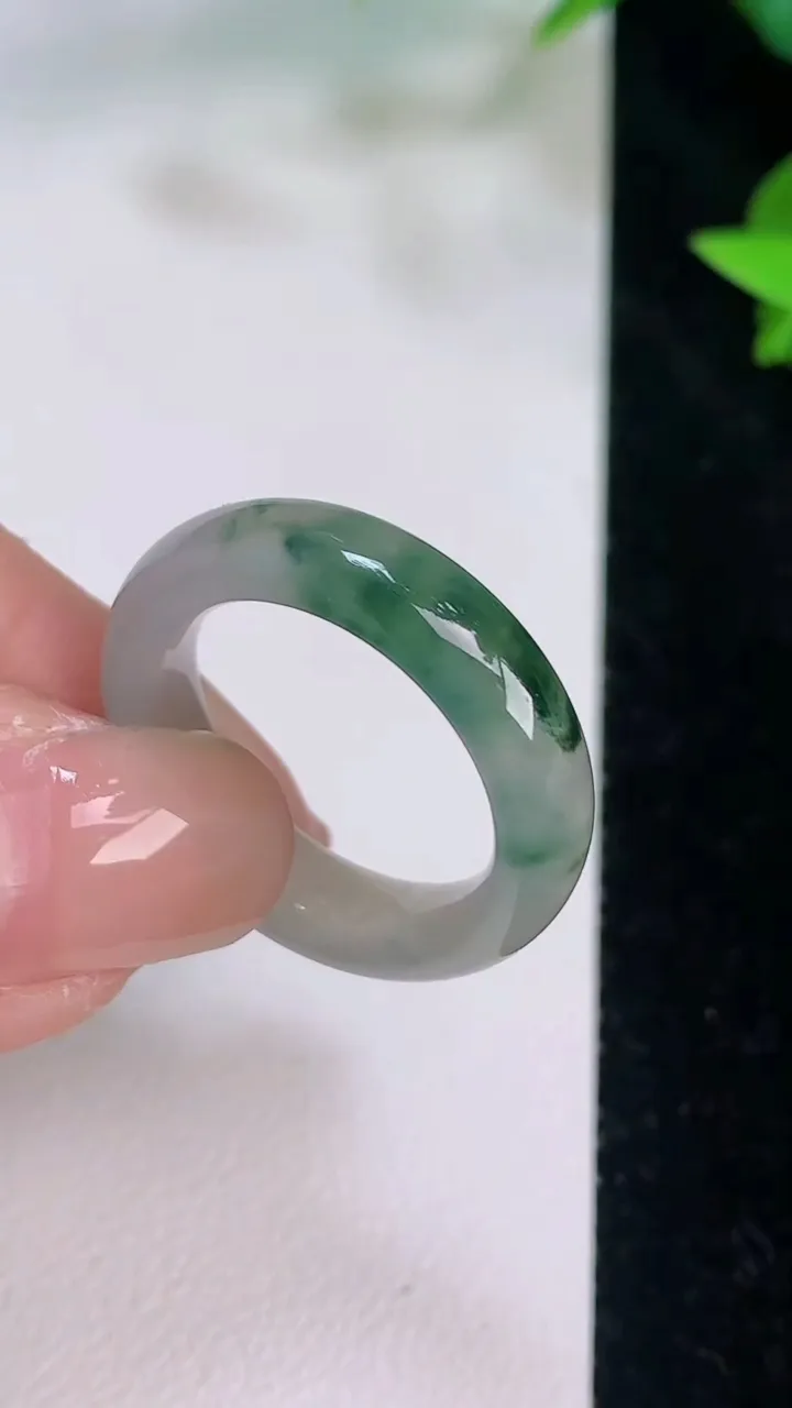 天然A货翡翠戒指指环，尺寸18.4-6-3.6，重量:4.28g2025年7月21日
工厂直销收藏佳品,种好水足，色泽均匀，有种有色，上手高大气！
