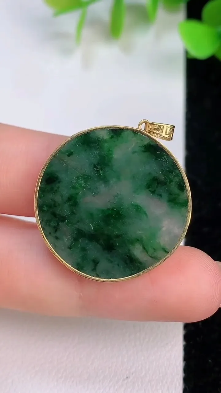 天然A货翡翠18k金飘花无事牌吊坠，尺寸22-2.5，重:4.40g
7月21日