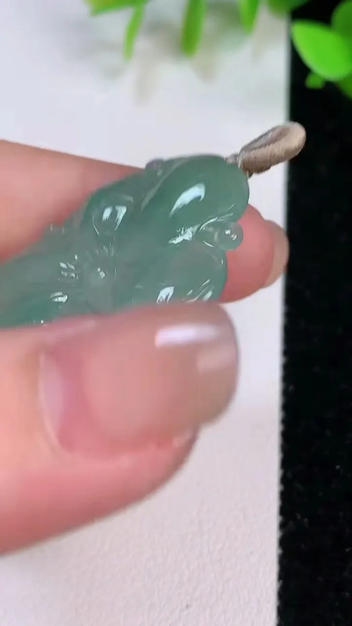 天然A货翡翠年年有余 荷叶鱼吊坠，尺寸37.3-21.3-4.2，重量:7.44g
7月21日