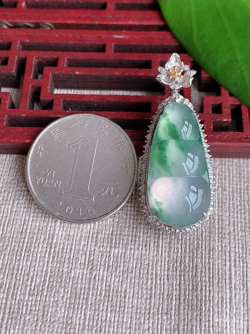 天然A货翡翠18K金伴飘花四季豆福豆平安豆吊坠尺寸39×16×12裸石26×12.7m量7.63g 0719