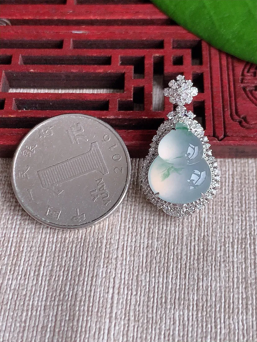 天然A货翡翠18K金伴飘花葫芦吊坠尺寸28.8×15.4×10.8裸石15.2×11.8m量5.11g 0720