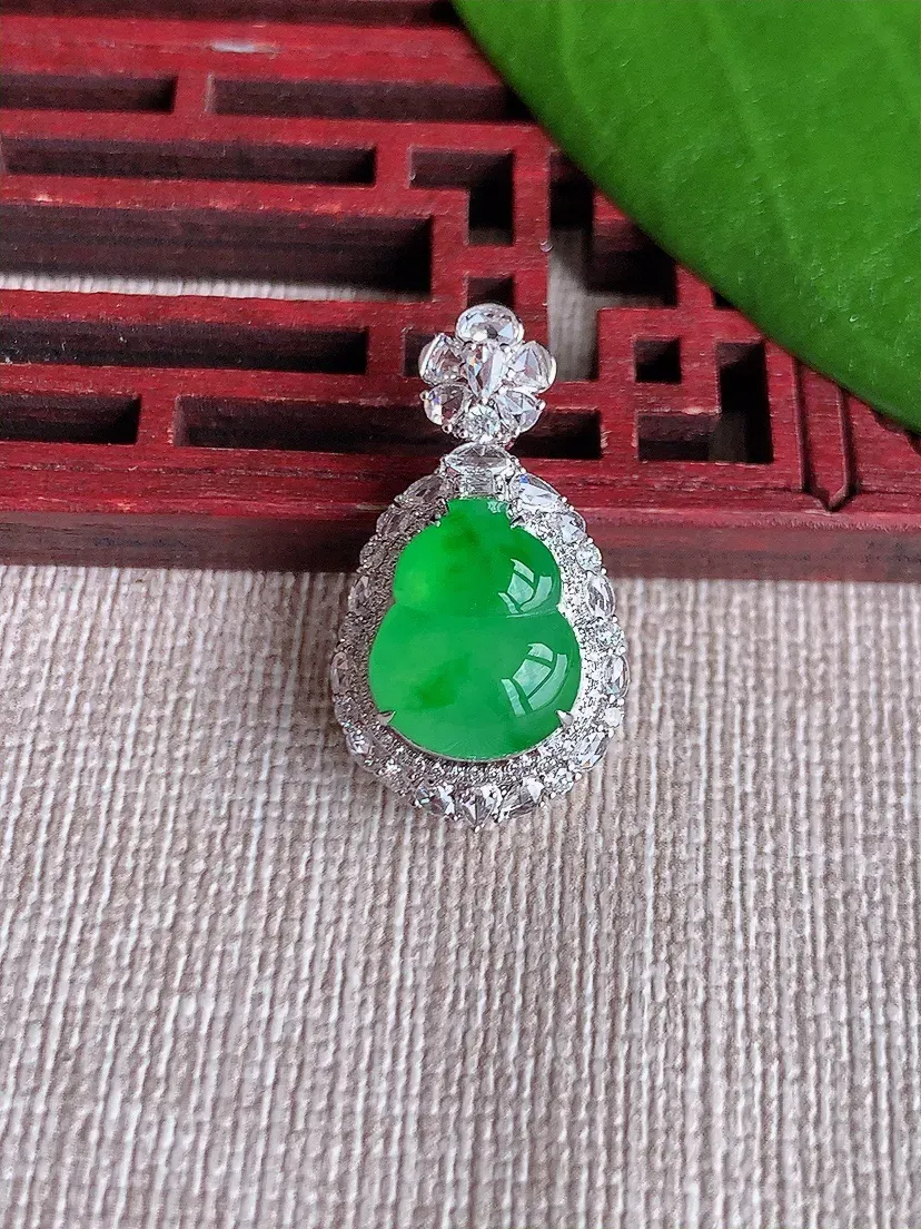 天然A货翡翠18K金伴阳绿葫芦吊坠尺寸25.3×14×10.2裸石11.6×9.5m量3.85g 0719