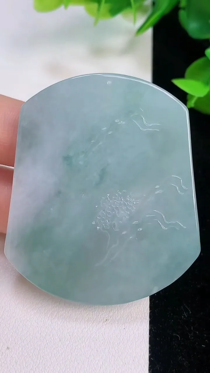天然A货翡翠牌吊坠，尺寸54.6-46.5-5.3，重量:35.70g
7月21日