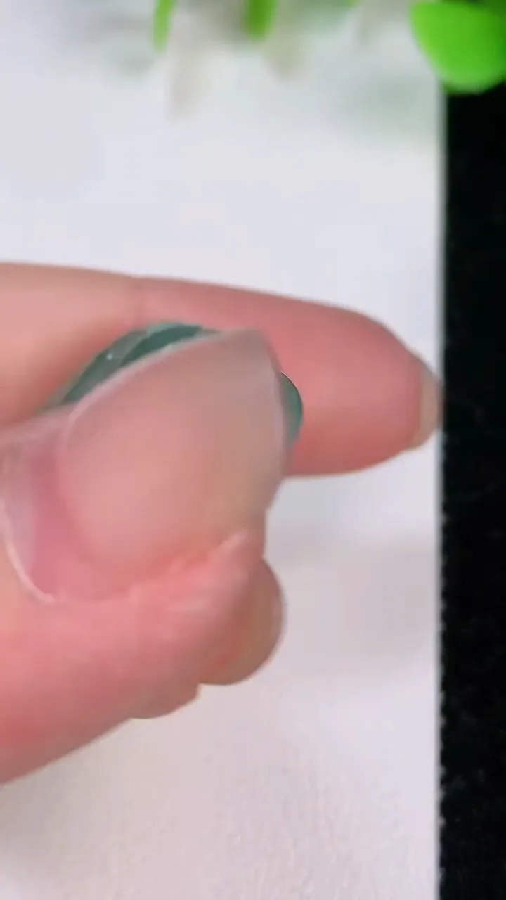 天然A货翡翠如意头吊坠，尺寸32.5-25.8-4，重:6.25g
7月21日