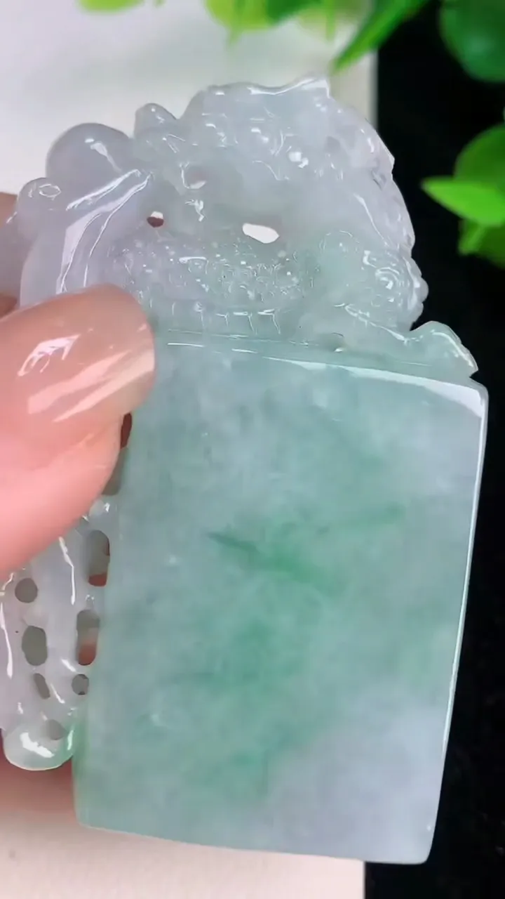天然A货翡翠祥龙印章，尺寸59-36.2-12，重量:59.87g
7月21日