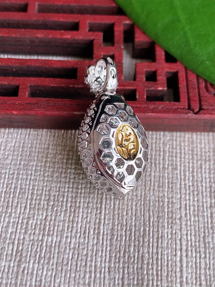 天然A货翡翠18K金伴阳绿蛋面吊坠尺寸27×14×11.7裸石12.4×9m量5.07g 0719