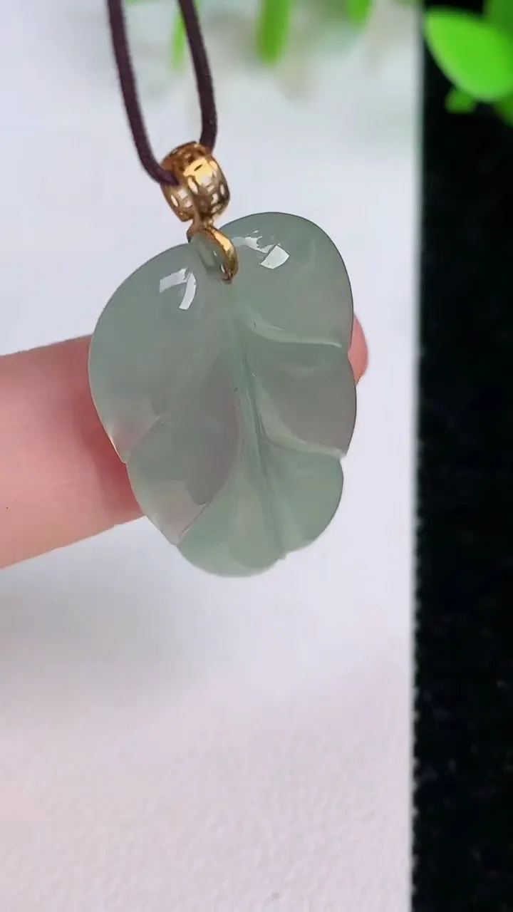 天然A货翡翠金枝玉叶 叶子吊坠，尺寸29.5-18.5-4，重:4.10g
7月21日