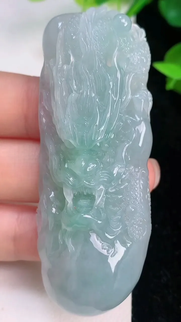 天然A货翡翠龙牌吊坠，尺寸68.4-26-13，重量:44.82g
7月21日