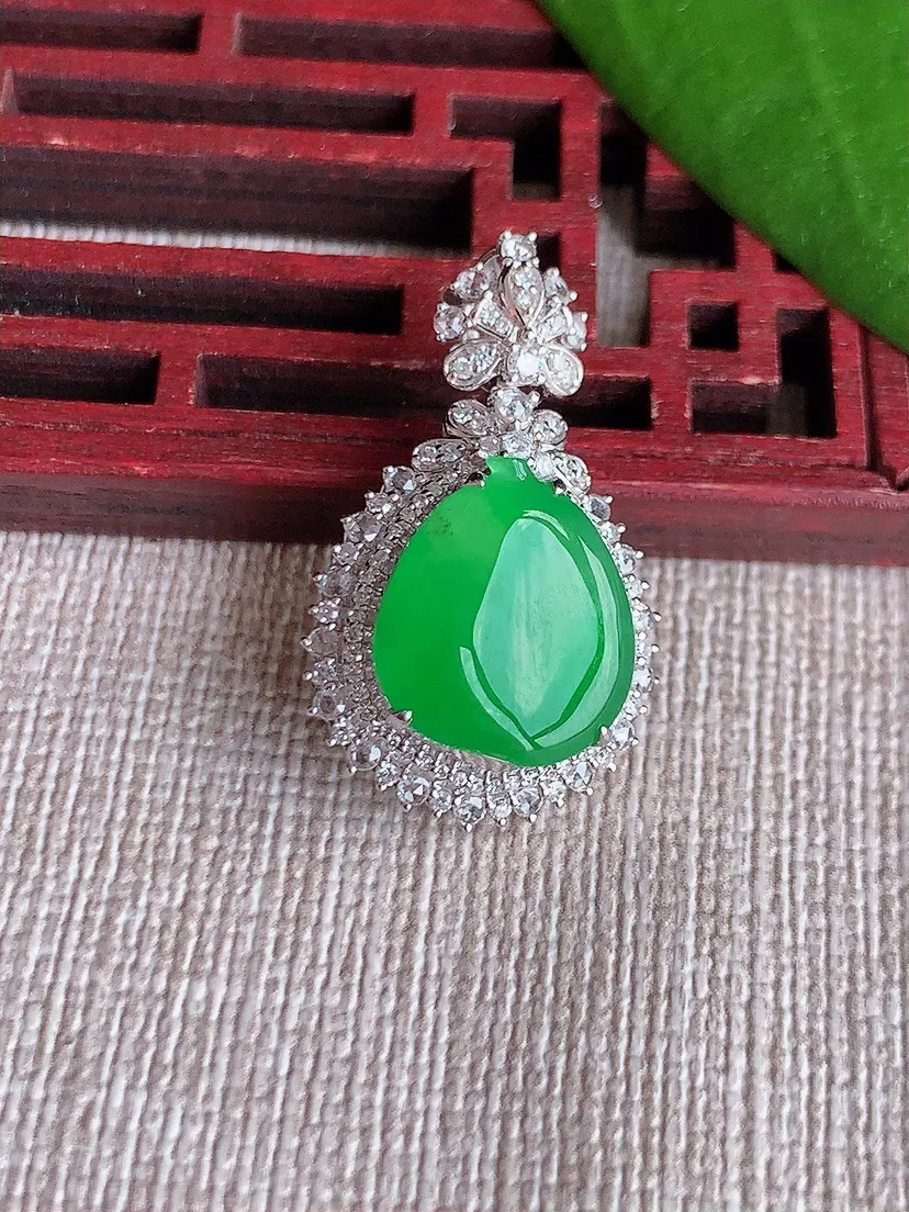 天然A货翡翠18K金伴阳绿福瓜吊坠尺寸36.7×16.4×9.8裸石13.3×11.4m量3.65g 0719