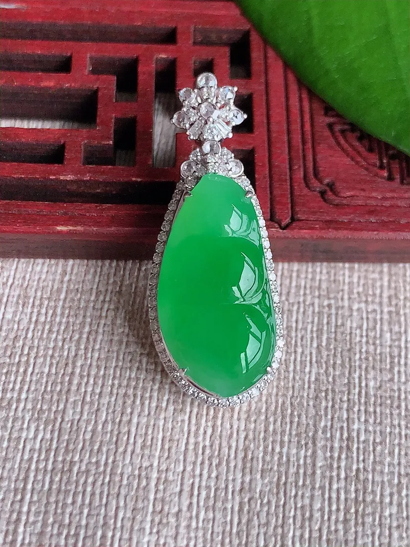 天然A货翡翠18K金伴阳绿四季豆福豆平安豆吊坠 尺寸33.8×12.6×9裸石21×10.6m量5.72g 0720