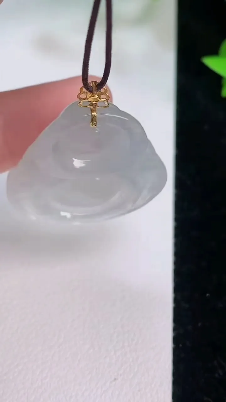 天然A货翡翠种白冰佛公吊坠，尺寸26.4-27.6-6.4，重量:7.15g
7月21日