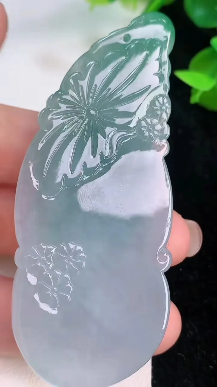天然A货翡翠观音头吊坠，尺寸76.2-30.8-9，重量:45.55g
7月21日