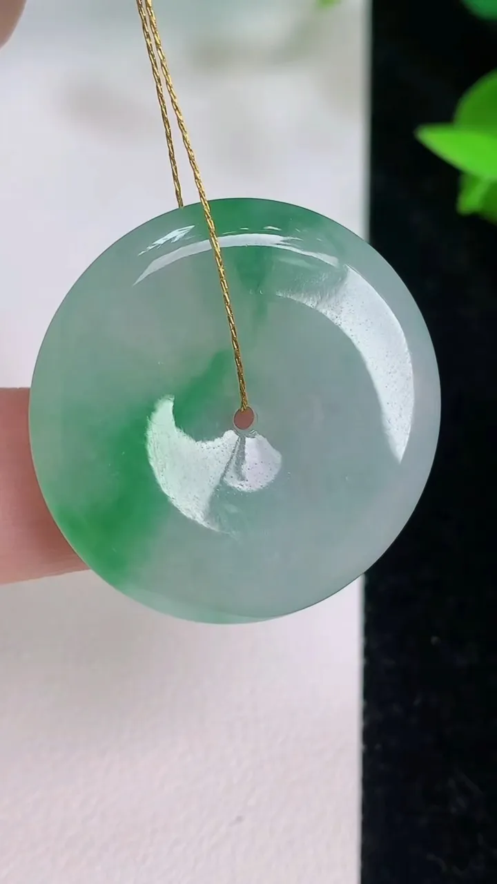 天然A货翡翠平安扣吊坠，尺寸29-4.8，重量:9.26g
7月21日