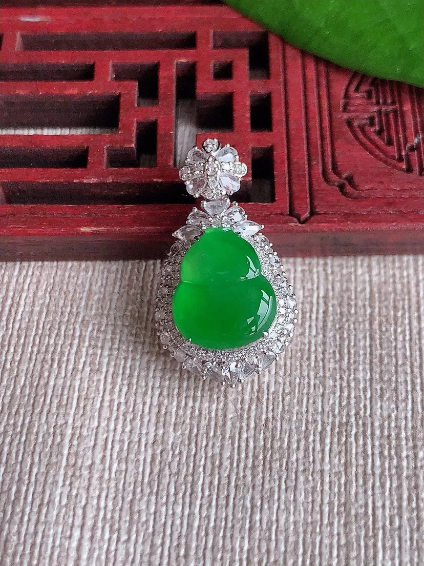 天然A货翡翠18K金伴阳绿葫芦吊坠尺寸25.5×14×9裸石11.6×9.8m量3.77g 0720