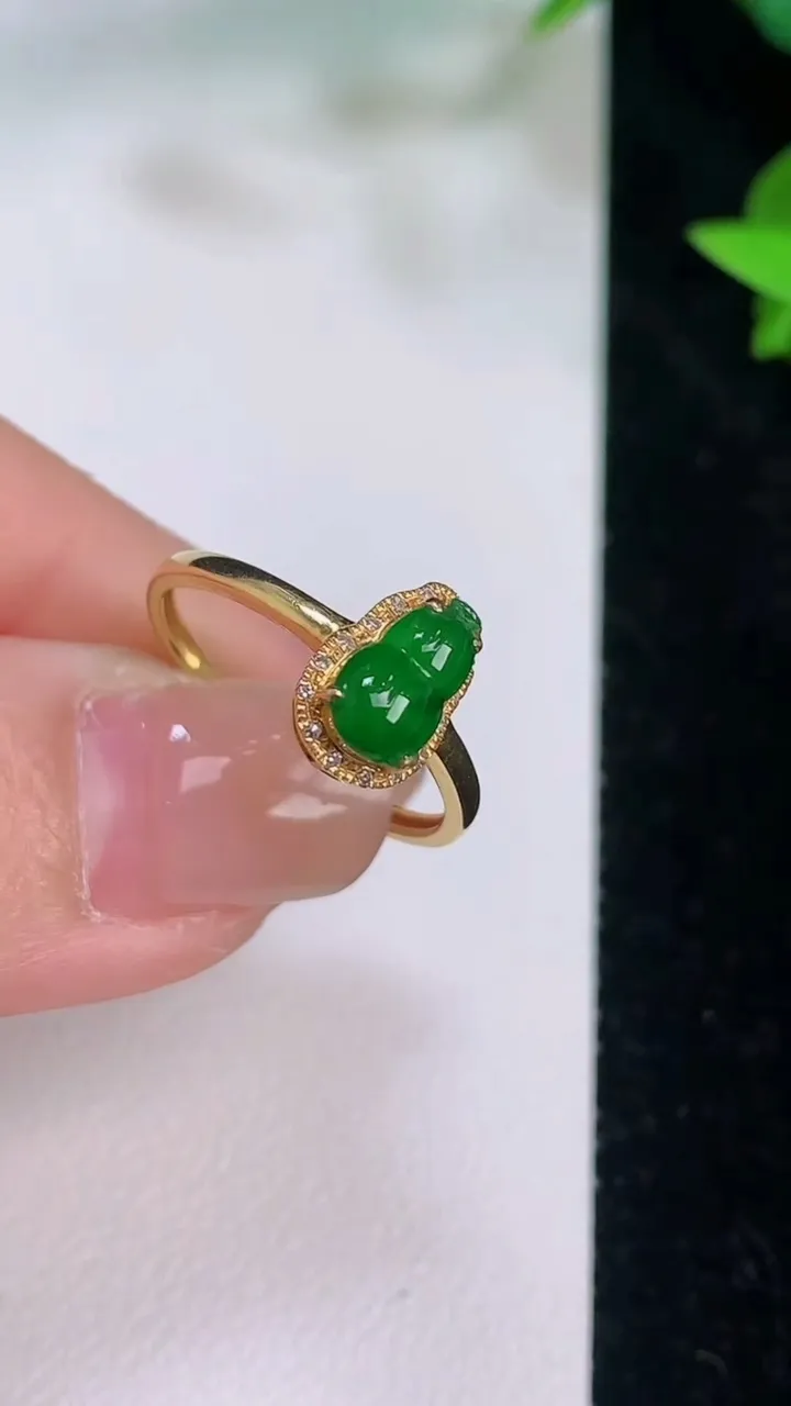 天然A货翡翠葫芦戒指，尺寸18.4-8-4.8，重量:1.24g2025年7月21日
工厂直销收藏佳品,种好水足，色泽均匀，有种有色，上手高大气！