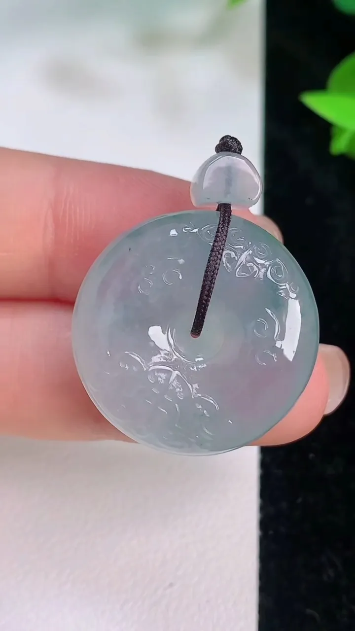 天然A货翡翠冰种飘花复古平安扣吊坠，尺寸24.3-7.8，重量:9.41g
7月21日