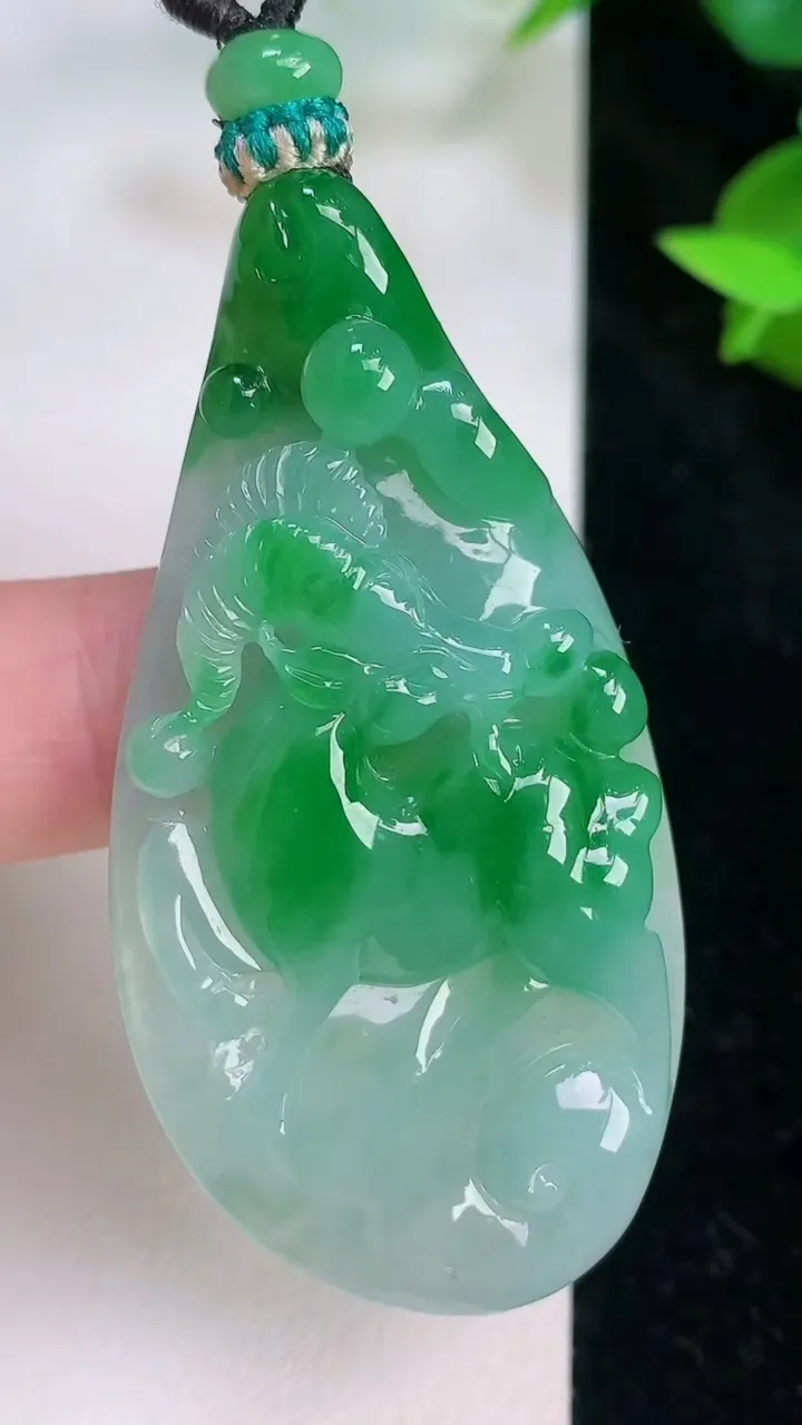 天然A货翡翠生肖羊吊坠，尺寸53-28.2-7.8，重量:21.35g
7月21日