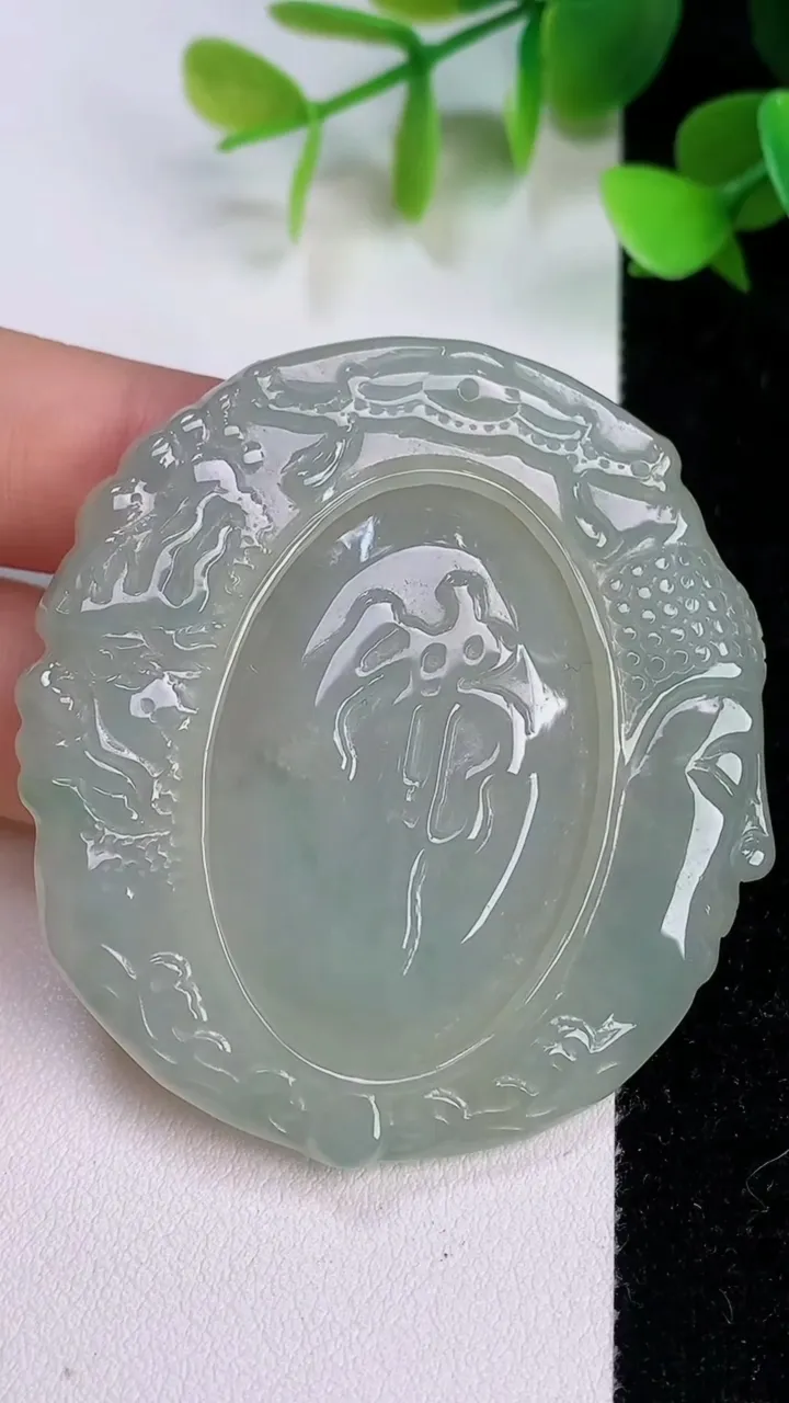天然A货翡翠一念之间吊坠，尺寸54.2-49.5-5.8，重:30.63g
7月21日