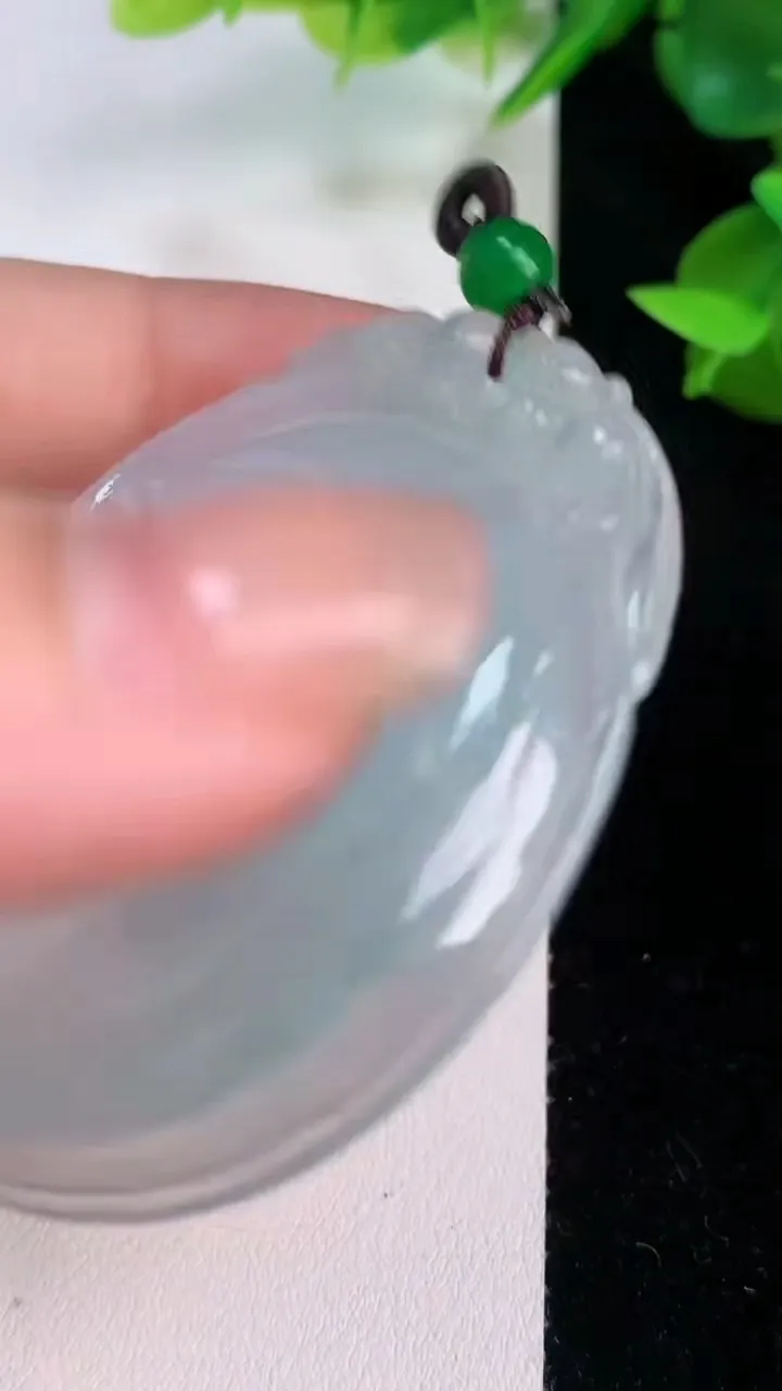 天然A货翡翠飘花如意吊坠，尺寸55.4-47-6.5，重量:30.08g
7月21日