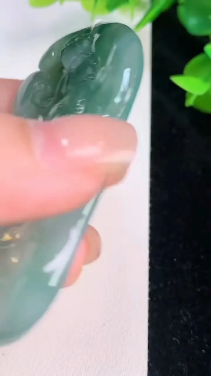 天然A货翡翠飘花观音菩萨吊坠，尺寸70-40.7-5.8，重量:44.86g
7月21日
