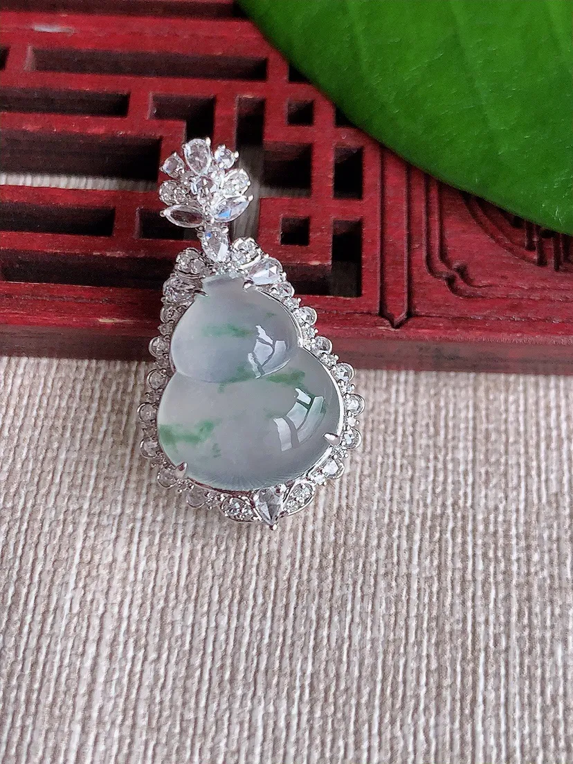 天然A货翡翠18K金伴飘花葫芦吊坠尺寸30.4×17×9.3裸石15.6×13m量4.13g 0720