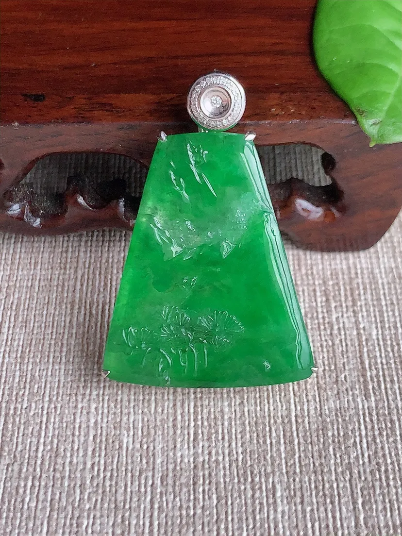 天然A货翡翠18K金伴甜绿意境山水牌吊坠 尺寸39×31×26×5.7m量9.36g 0720