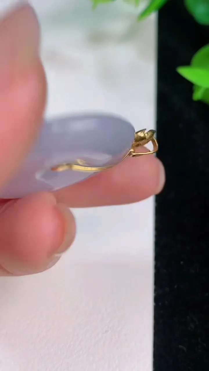 天然A货翡翠18k金紫罗兰平安扣吊坠，尺寸28.4-5.8，重量:10.50g
7月21日