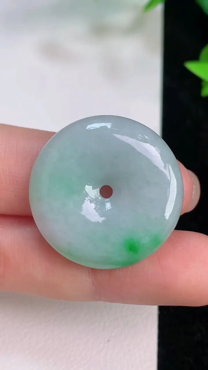 天然A货翡翠平安扣吊坠，尺寸26.6-5.6，重量:8.49g
7月21日