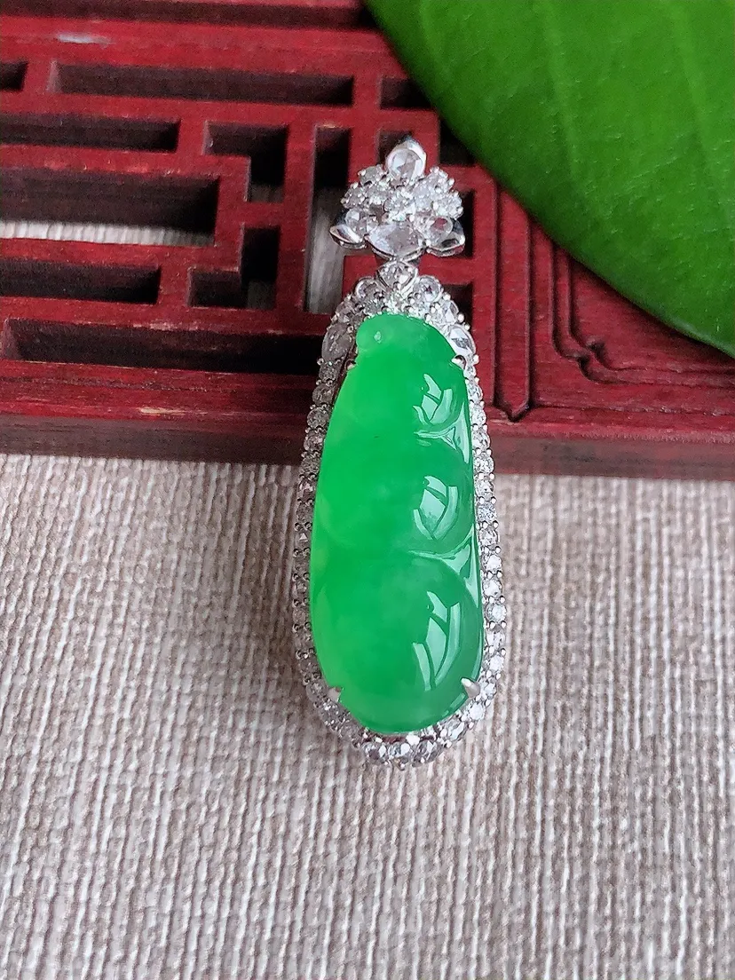 天然A货翡翠18K金伴阳绿四季豆福豆平安豆吊坠尺寸37.8×12×10.8裸石24×9.4m量6.54g 0720