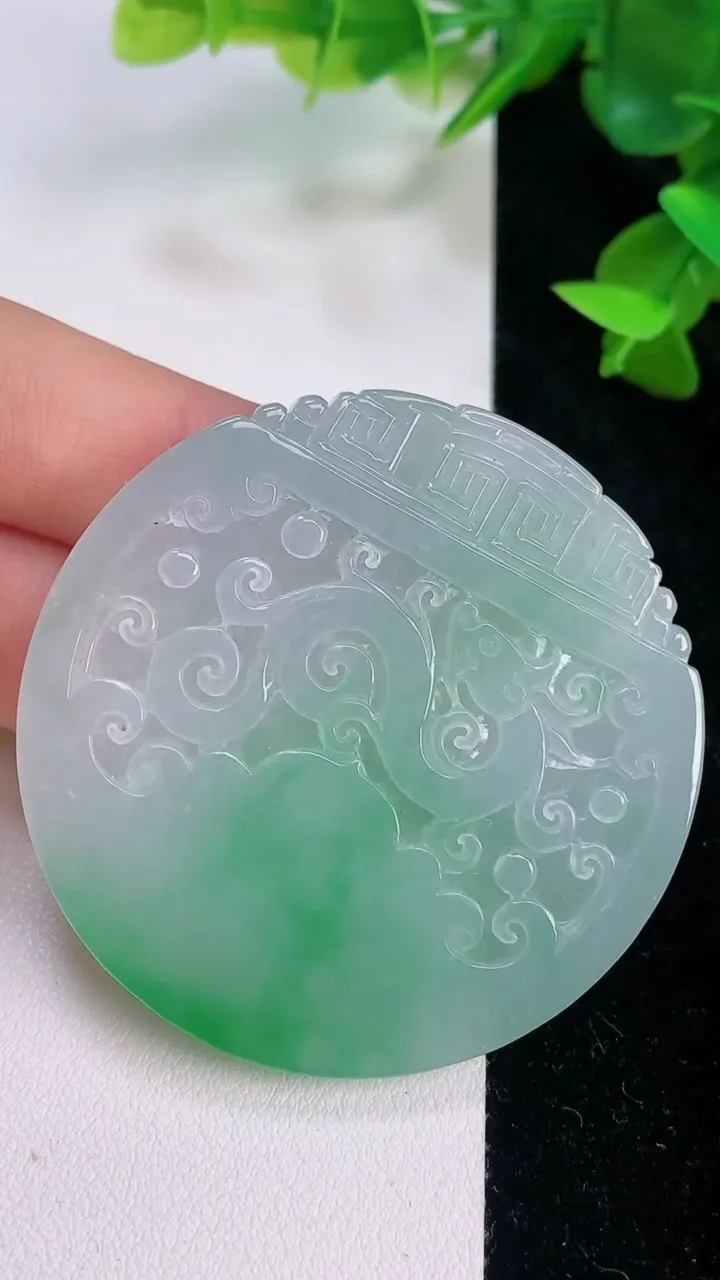 天然A货翡翠仿古龙牌吊坠，尺寸51.4-5.4，重量:35.29g
7月21日