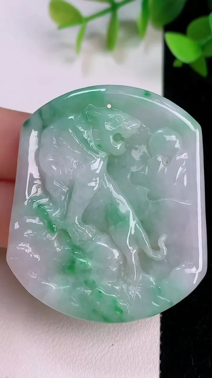 天然A货翡翠生肖虎吊坠，尺寸48.6-41.5-6，重:24.38g
7月21日