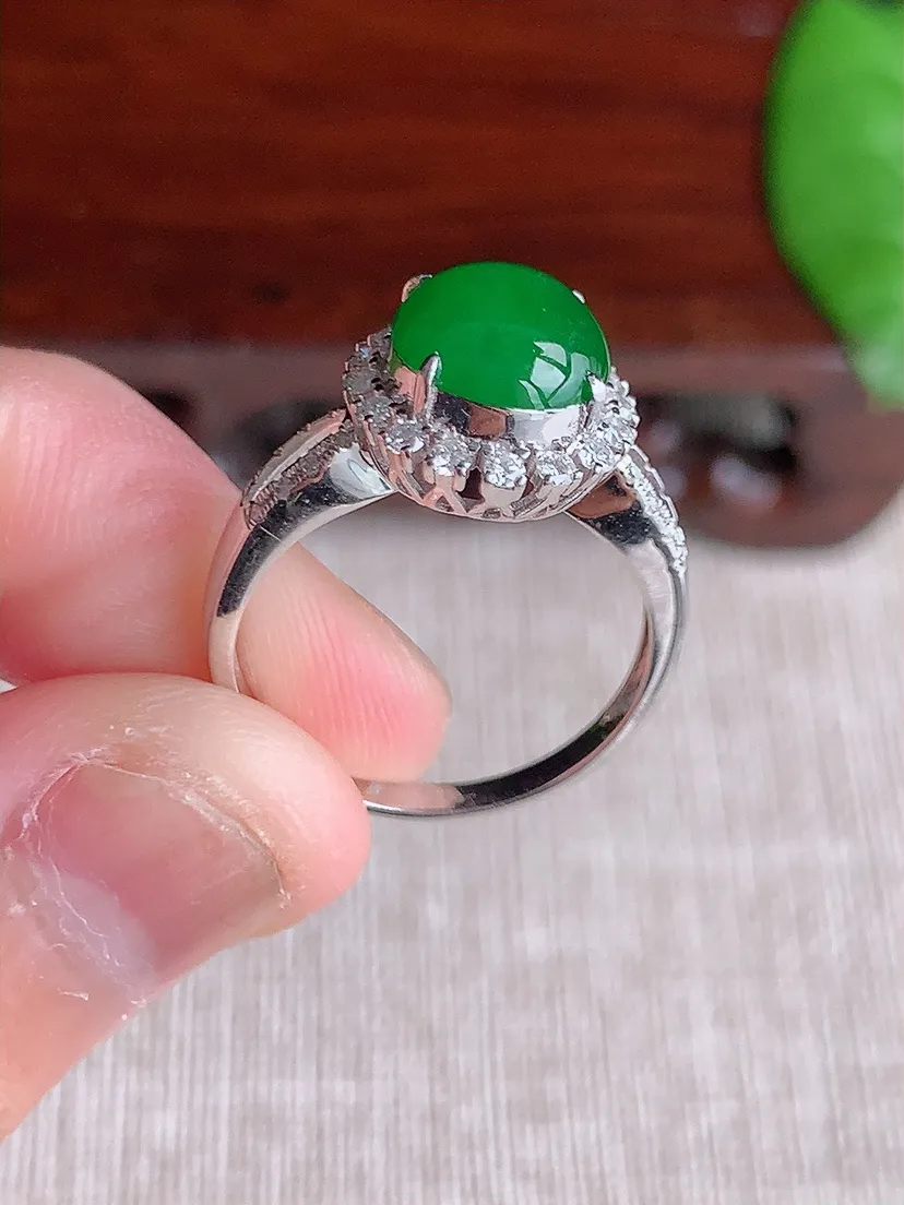 天然A货翡翠18K金伴钻镶嵌阳绿蛋面戒指 圈口17裸石尺寸8×7.7mm 重量3.38g 0720