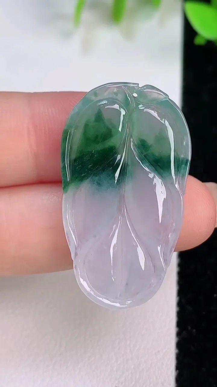 天然A货翡翠飘花金枝玉叶 叶子吊坠，尺寸35.4-19-4，重量:5.23g
7月21日