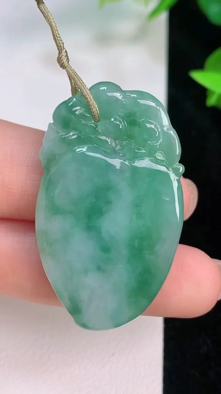 天然A货翡翠寿桃吊坠，尺寸40.8-23.5-5.2，重量:11.13g
7月21日