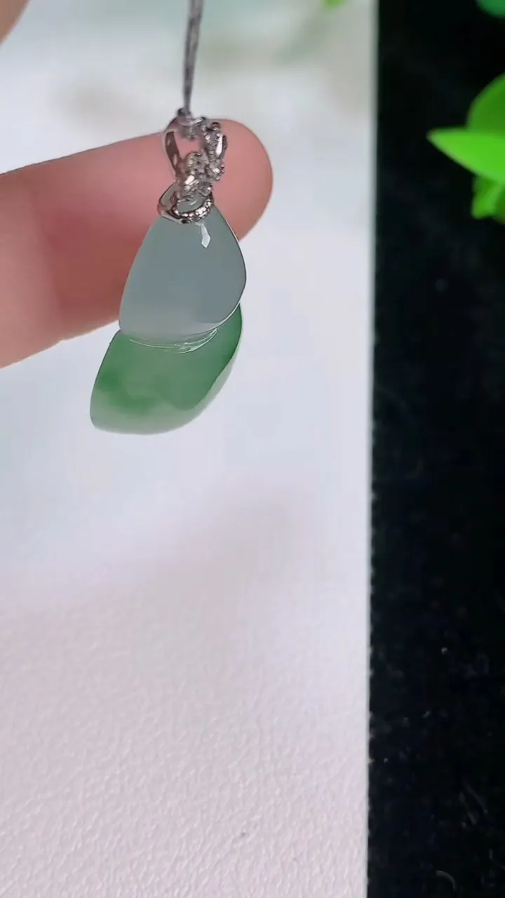 天然A货翡翠葫芦吊坠，尺寸26-15.5-6.8，重量:4.87g
7月21日