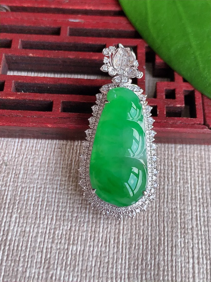 天然A货翡翠18K金伴阳绿四季豆福豆平安豆吊坠尺寸37×16.5×10裸石24×11.5m量5.96g 0719