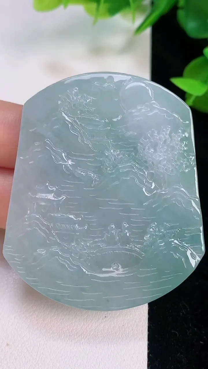 天然A货翡翠牌吊坠，尺寸54.6-46.5-5.3，重量:35.70g
7月21日