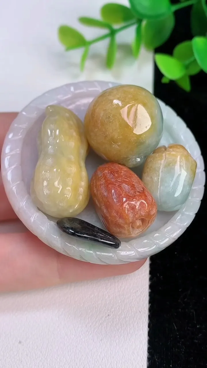 天然A货翡翠三彩五谷丰登小摆件，尺寸50.7-8.8/33-15.7-10.7，重量:91.04g
