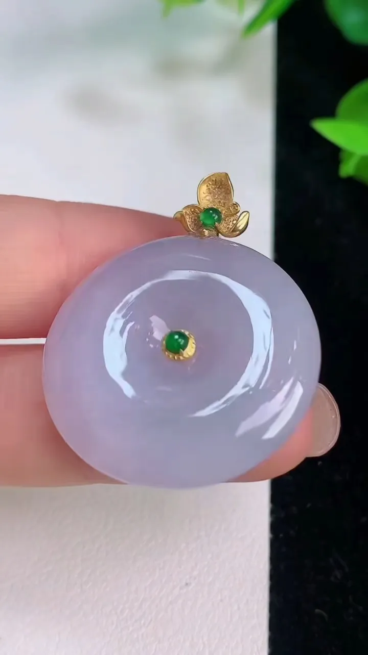 天然A货翡翠18k金紫罗兰平安扣吊坠，尺寸28.4-5.8，重量:10.50g
7月21日