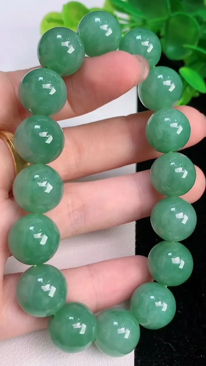 天然A货翡翠圆珠手串，尺寸12.5-16颗，重量:58.18g7月21日
工厂直销收藏佳品,种好水足，色泽均匀，有种有色，上手高大气！