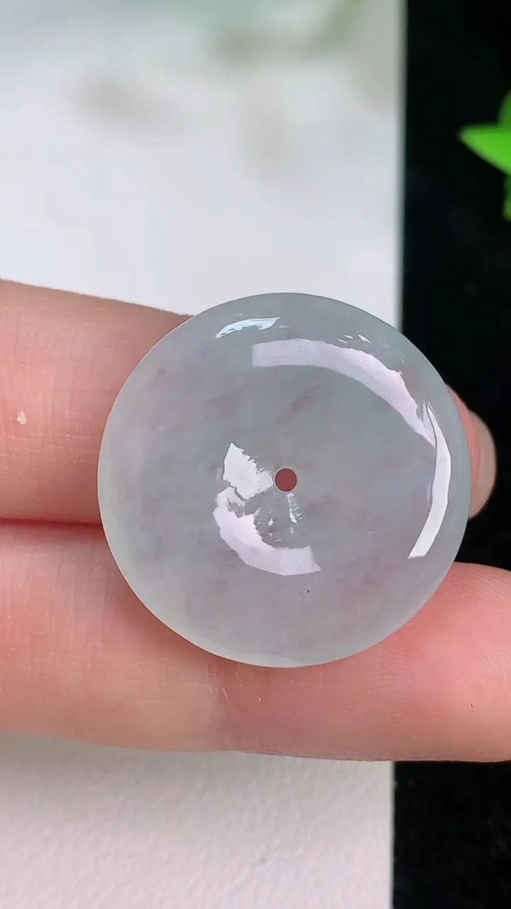 天然A货翡翠平安扣吊坠，尺寸24.2-5，重量:6.16g
7月21日
