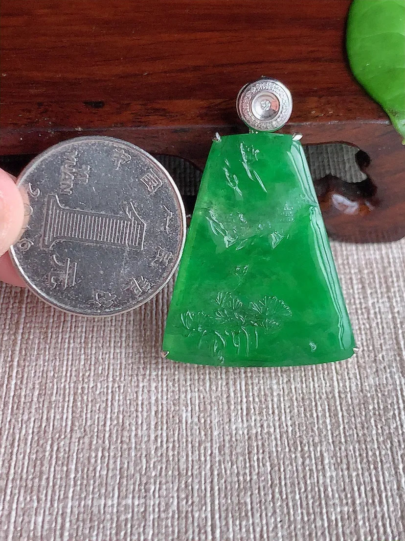 天然A货翡翠18K金伴甜绿意境山水牌吊坠 尺寸39×31×26×5.7m量9.36g 0720