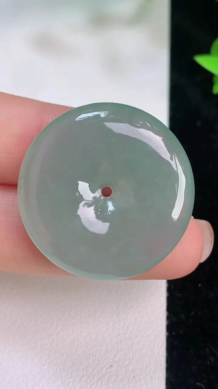 天然A货翡翠平安扣吊坠，尺寸29-5.6，重量:10.20g
7月21日
