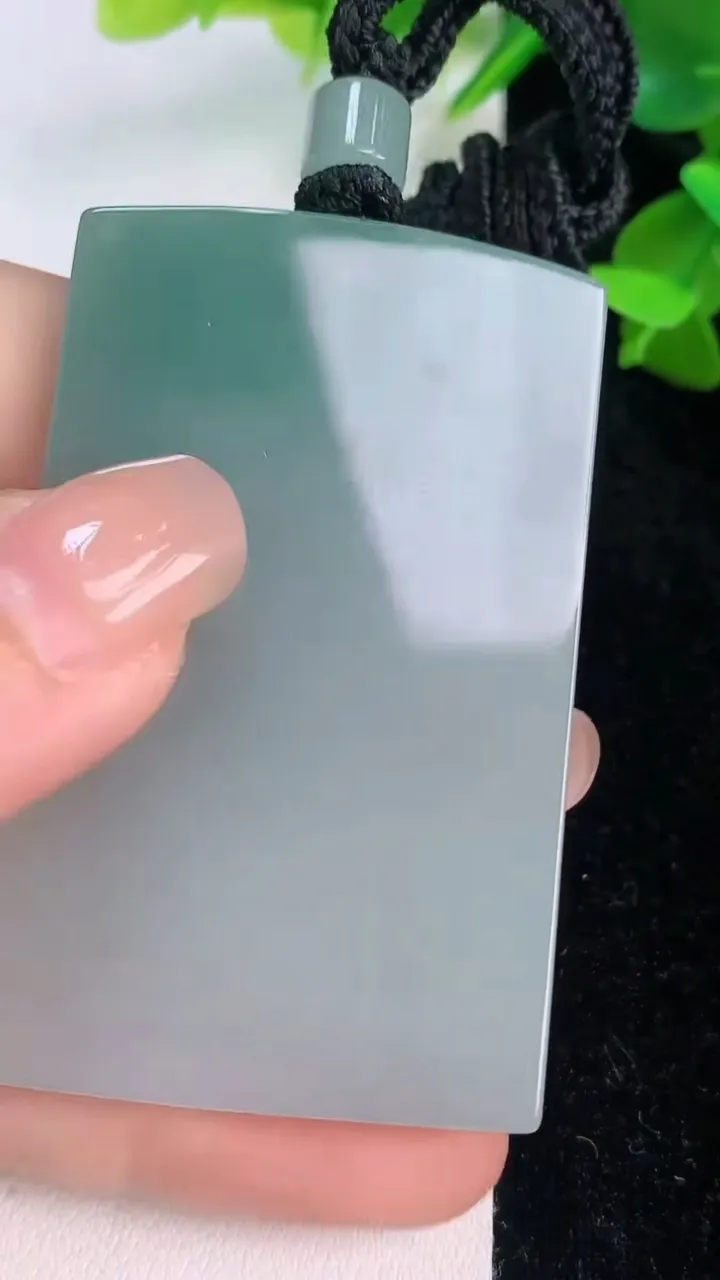 天然A货翡翠飘花生肖马吊坠，尺寸56.6-35.6-5.7，重量:40.00g
7月21日